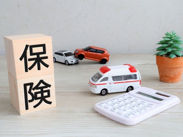 自動車と保険のイメージ画像
