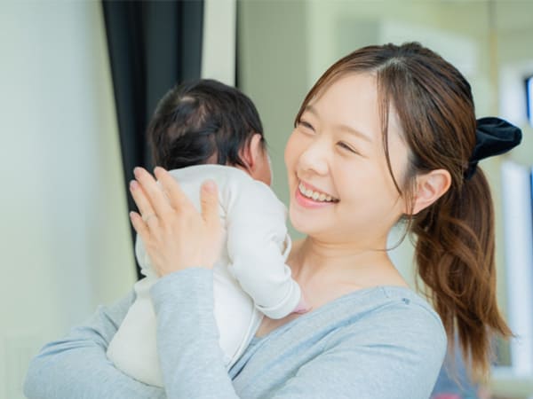 赤ちゃんを抱っこしている女性の画像
