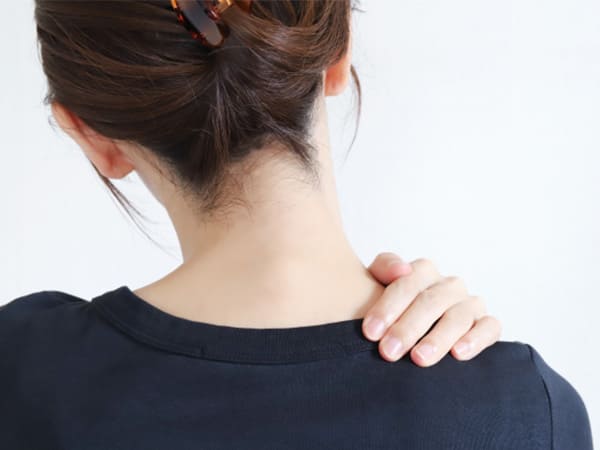 肩こりの女性イメージ画像