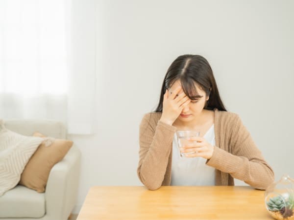 頭痛の女性イメージ画像