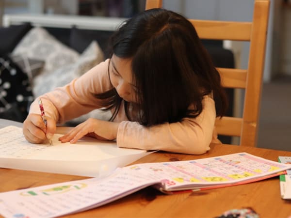 勉強している女の子の画像